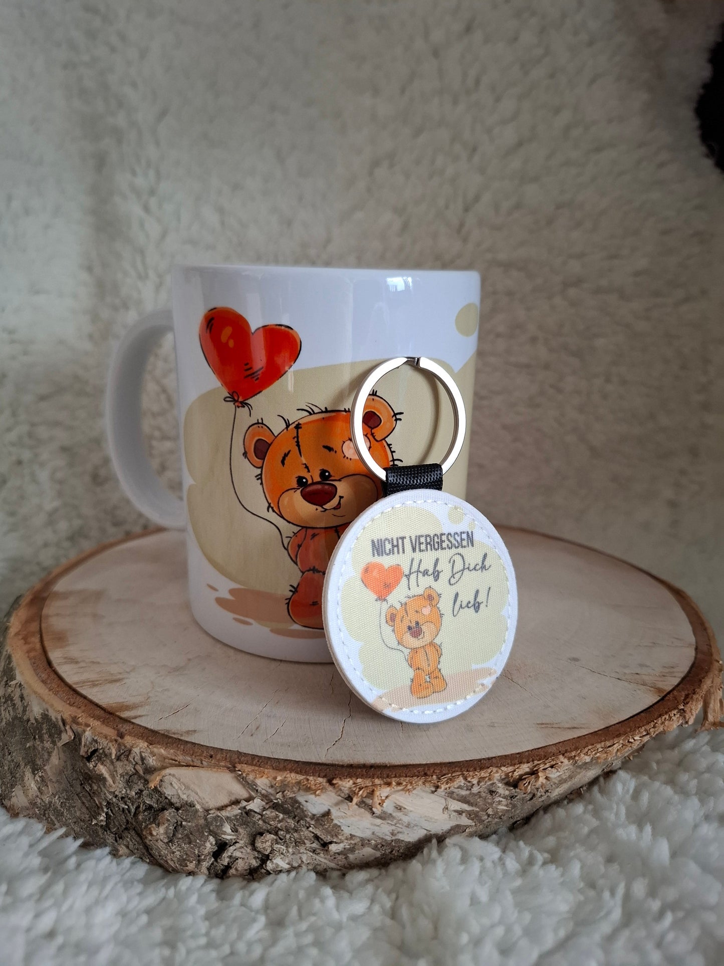 Becher mit einem Bären, der einen Herzballon hält, und dem liebevollen Spruch "Hab Dich Lieb"