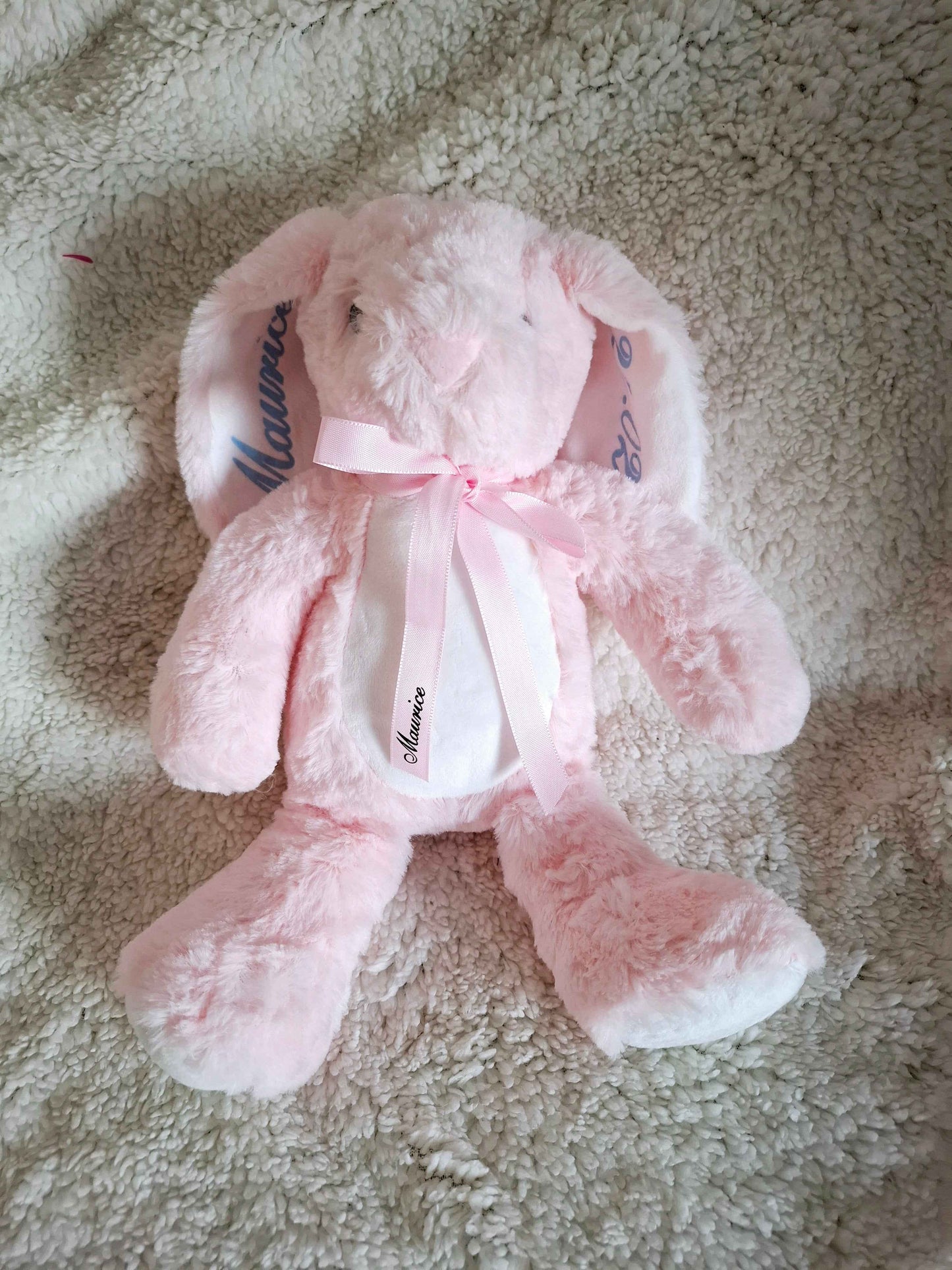 Farbiger Hase mit Druck in den Ohren