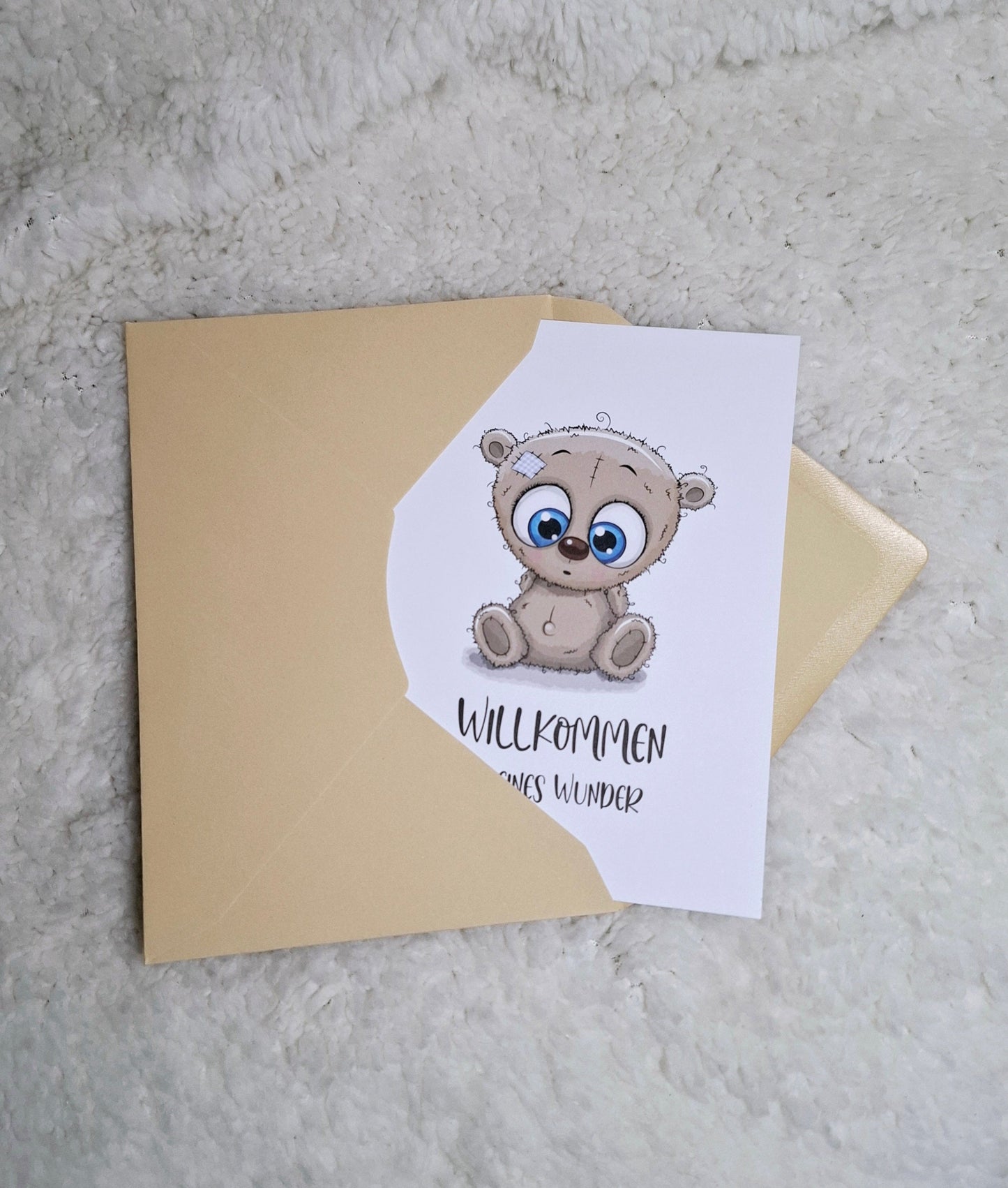 Eine Karte mit einem Teddybär, der "Willkommen in der Familie" sagt. Ein süßer Gruß für neue Familienmitglieder.