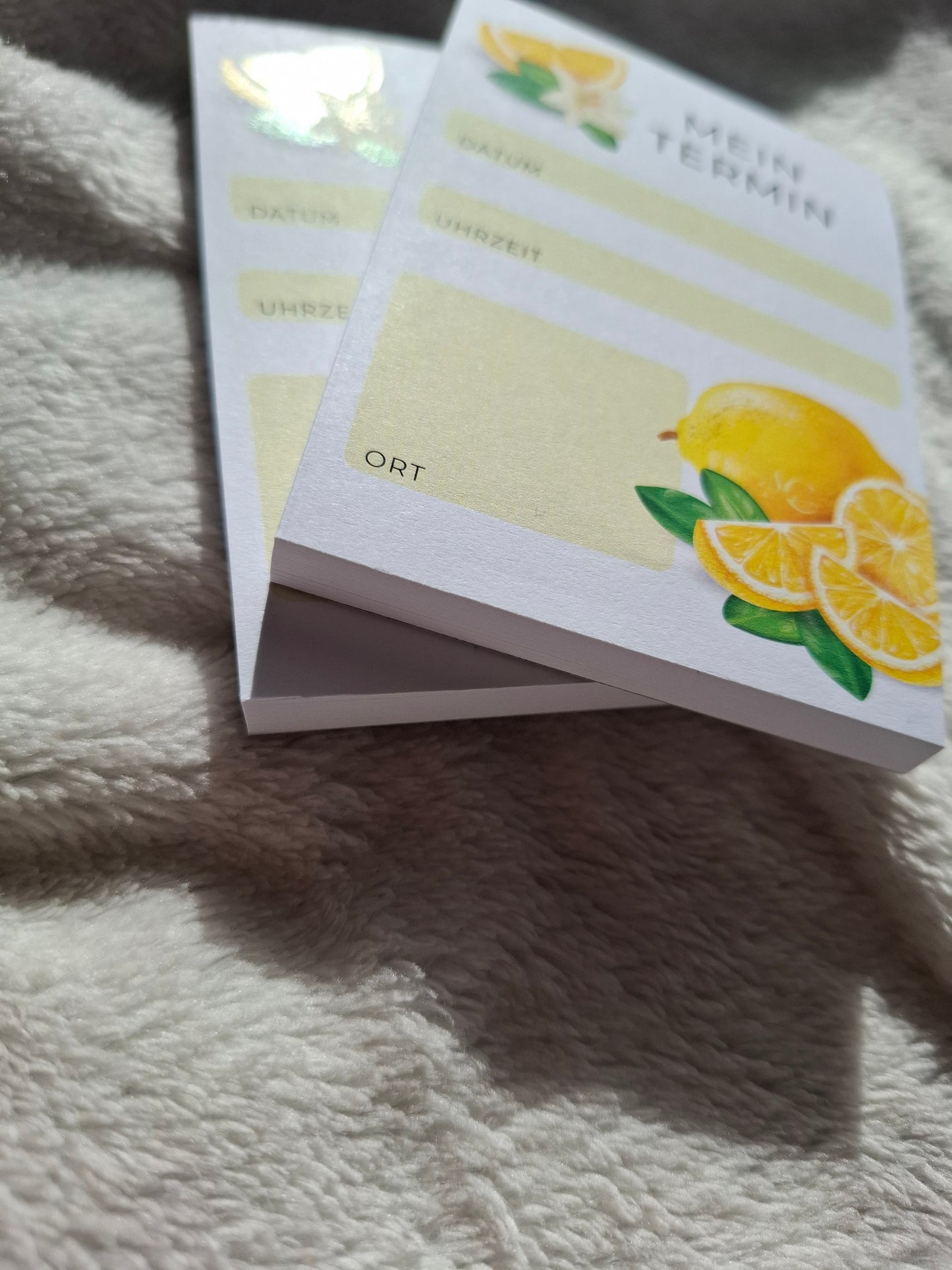 Kreatives Bürogeschenk: Bio-Zitronen-Notizblock mit Terminfeldern, verpackt als Aufmerksamkeit für Kollegen