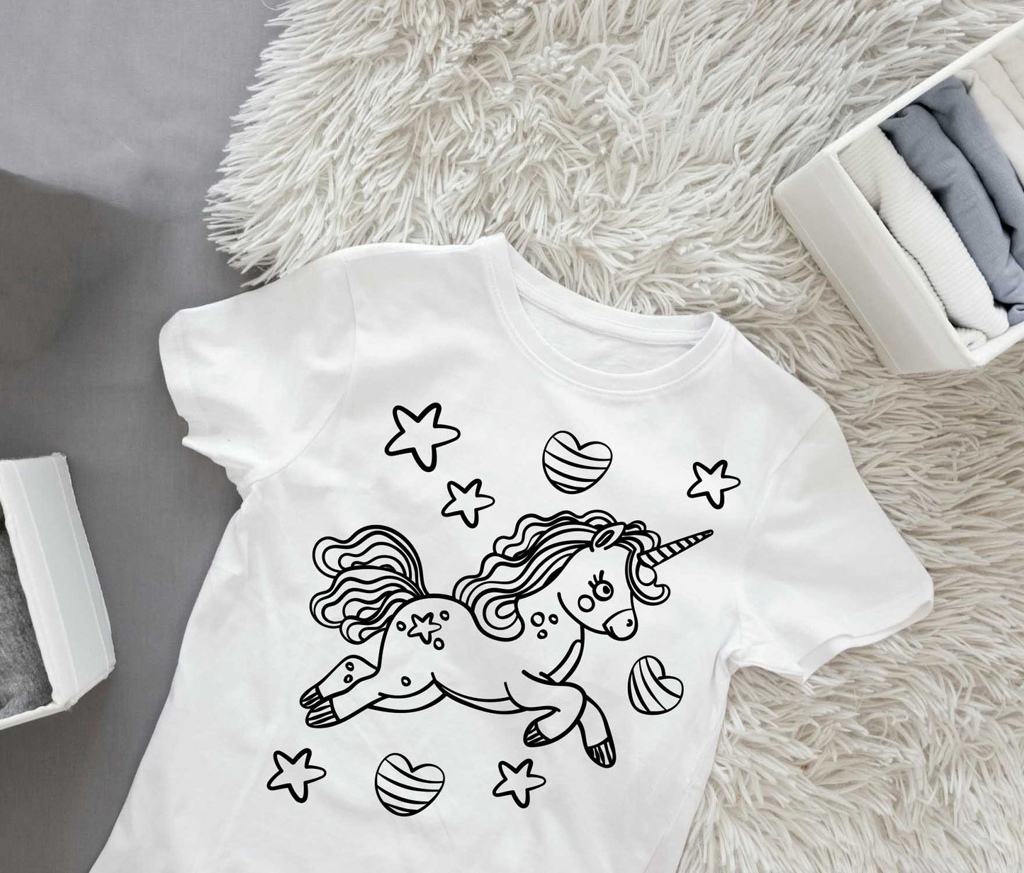 Weißes T-Shirt mit einem süßen Einhorn-Design, perfekt für Ausmal-Bügelmotive und kreative Bastelideen.