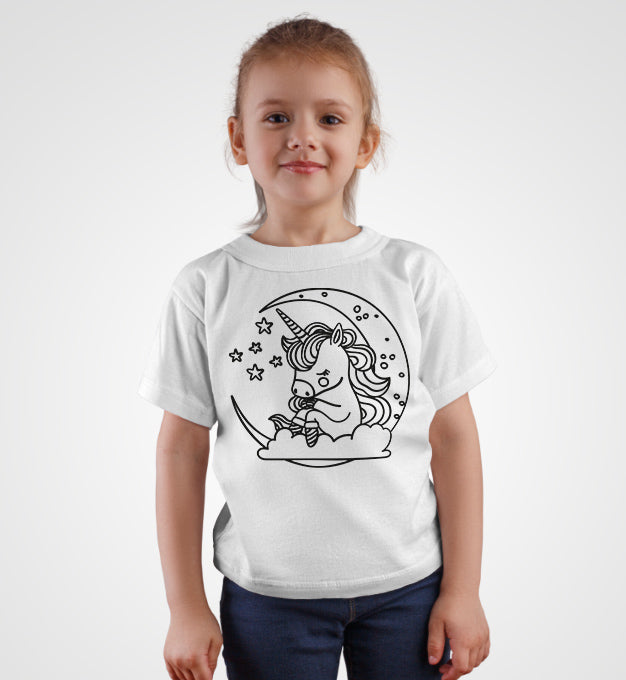 T-Shirt mit einem zauberhaften Einhorn auf dem Mond und einem funkelnden Stern, perfekt als Ausmal-Bügelmotiv.
