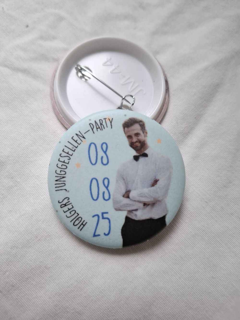 Personalisiertes JGA-Button-Set – 44 mm Button mit Foto, Datum & Text | Matt, Glänzend oder Glitzer-Hologramm