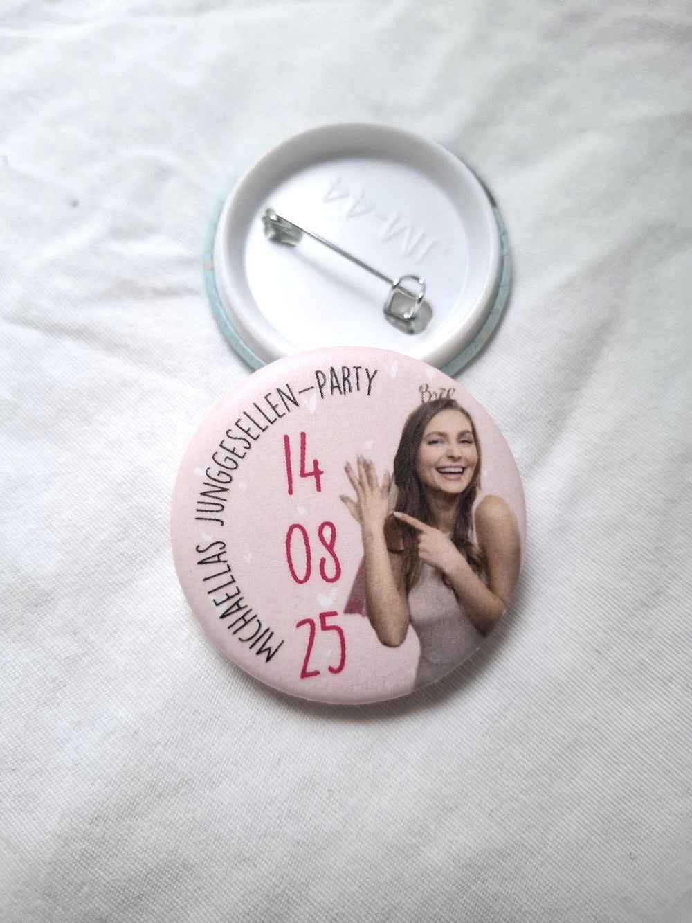 Personalisiertes JGA-Button-Set – 44 mm Button mit Foto, Datum & Text | Matt, Glänzend oder Glitzer-Hologramm