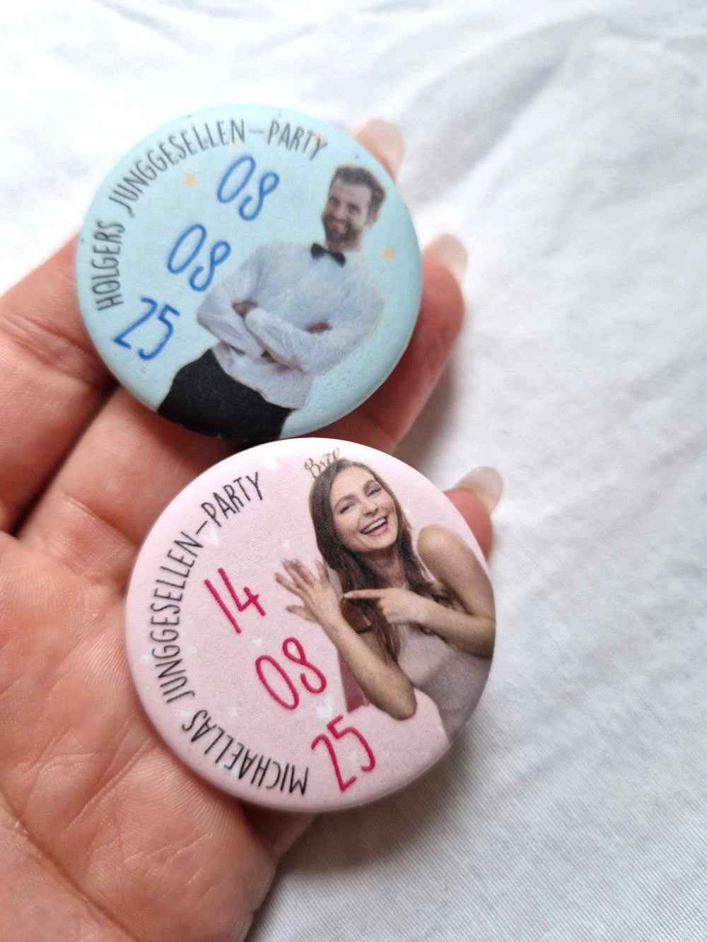 Personalisiertes JGA-Button-Set – 44 mm Button mit Foto, Datum & Text | Matt, Glänzend oder Glitzer-Hologramm