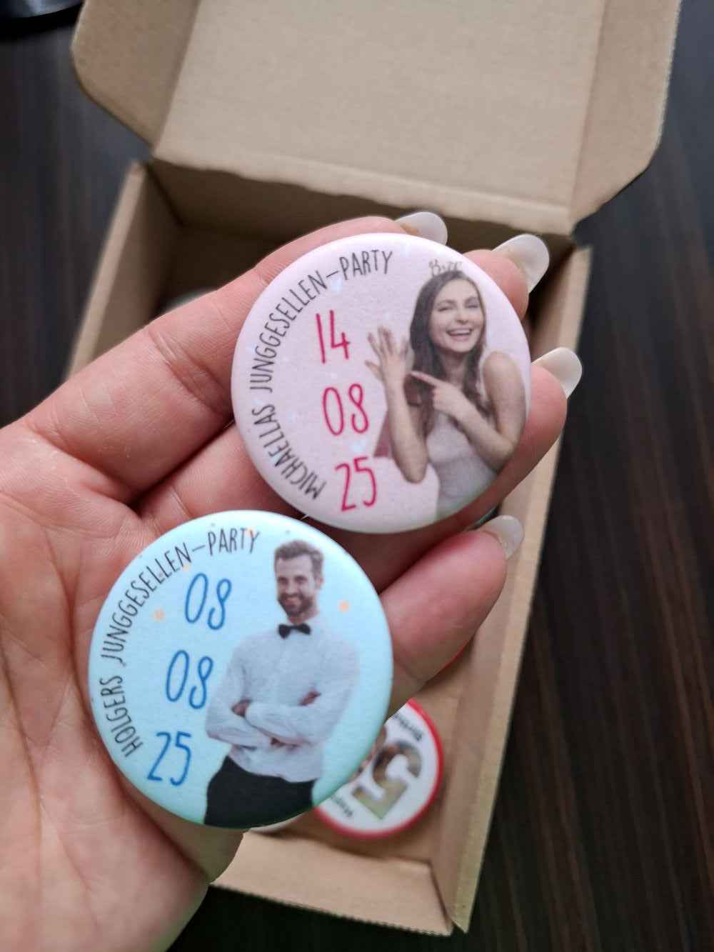 Personalisiertes JGA-Button-Set – 44 mm Button mit Foto, Datum & Text | Matt, Glänzend oder Glitzer-Hologramm