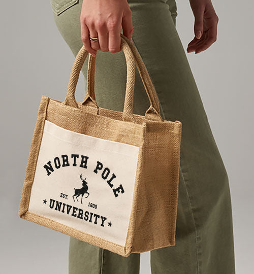 Weihnachtsgeschenk-Tasche aus Jute von der Nordpol-Universität, eine süße und nachhaltige Geschenkverpackung.