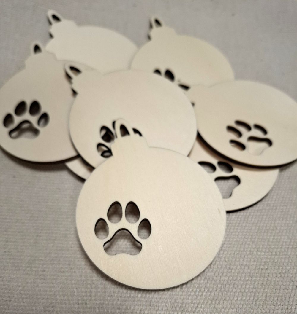 Weihnachtskugel aus Holz mit Pfotenabdruck – Lasergeschnittenes Sperrholz-Ornament zum Bemalen (7,5 x 9,5 cm)