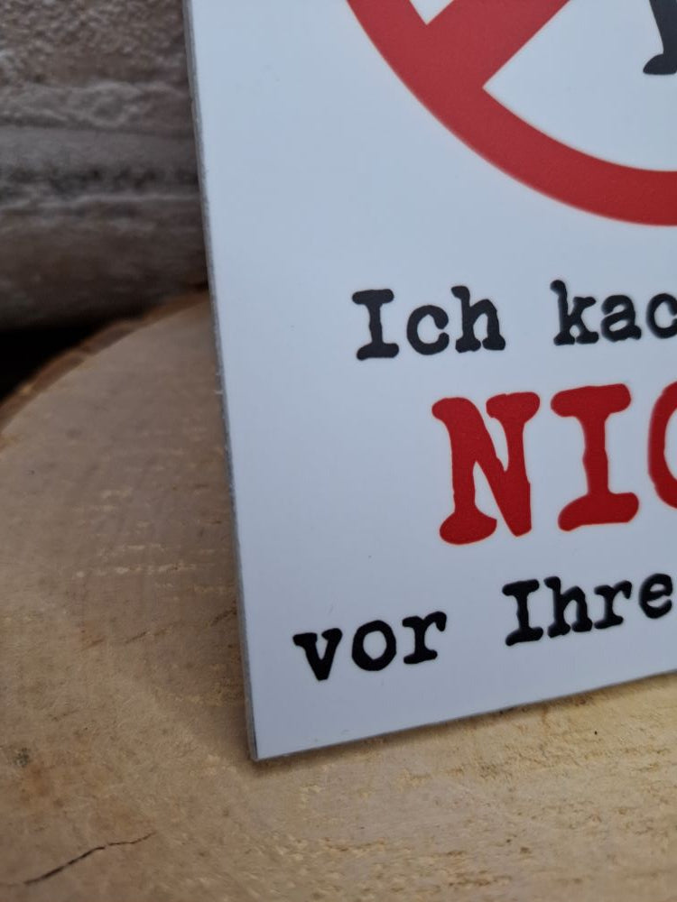 Schild an einer Wand: "Hunde verboten" und der witzige Zusatz: "ICH KACKE AUCH NICHT VOR IHRE HAUSTÜR".