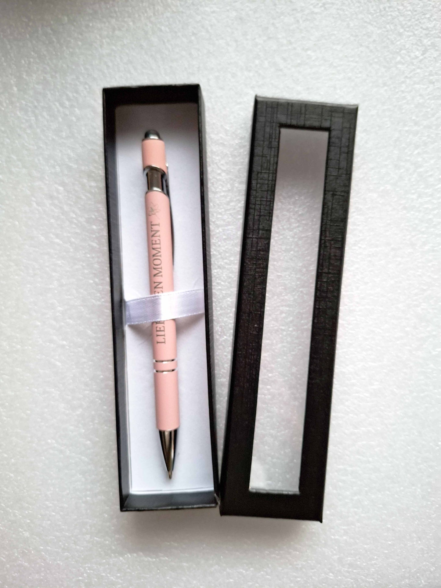 Eleganter Metall-Kugelschreiber mit Lasergravur „Herz in Zeilen“ + Name | Bordeauxrot | Touchscreen-Spitze | Persönliches Geschenk für Büro, Schule & Liebe