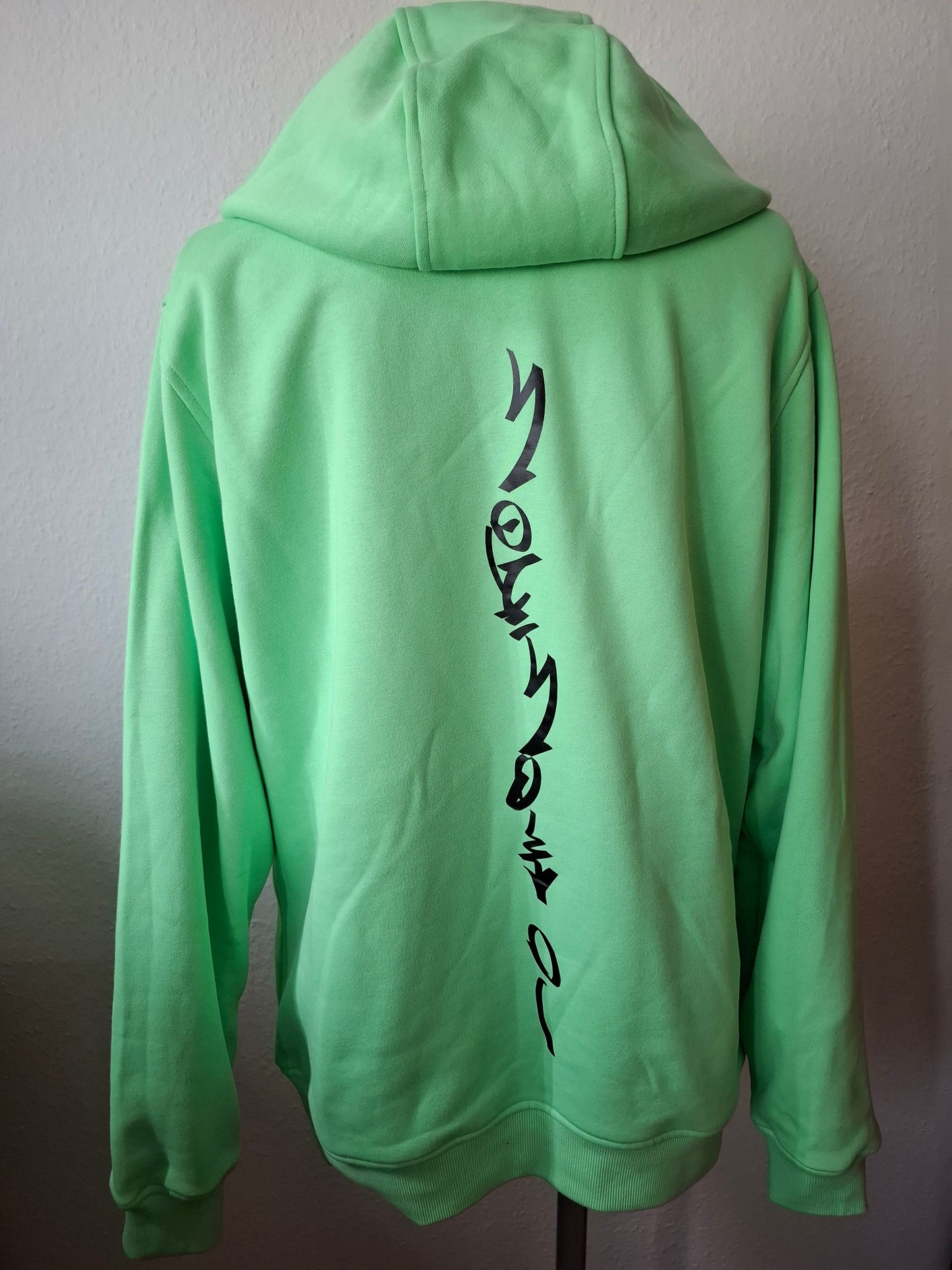 Stylischer grüner Hoodie, verziert mit einem niedlichen Bären. Ideal für entspannte Outfits!
