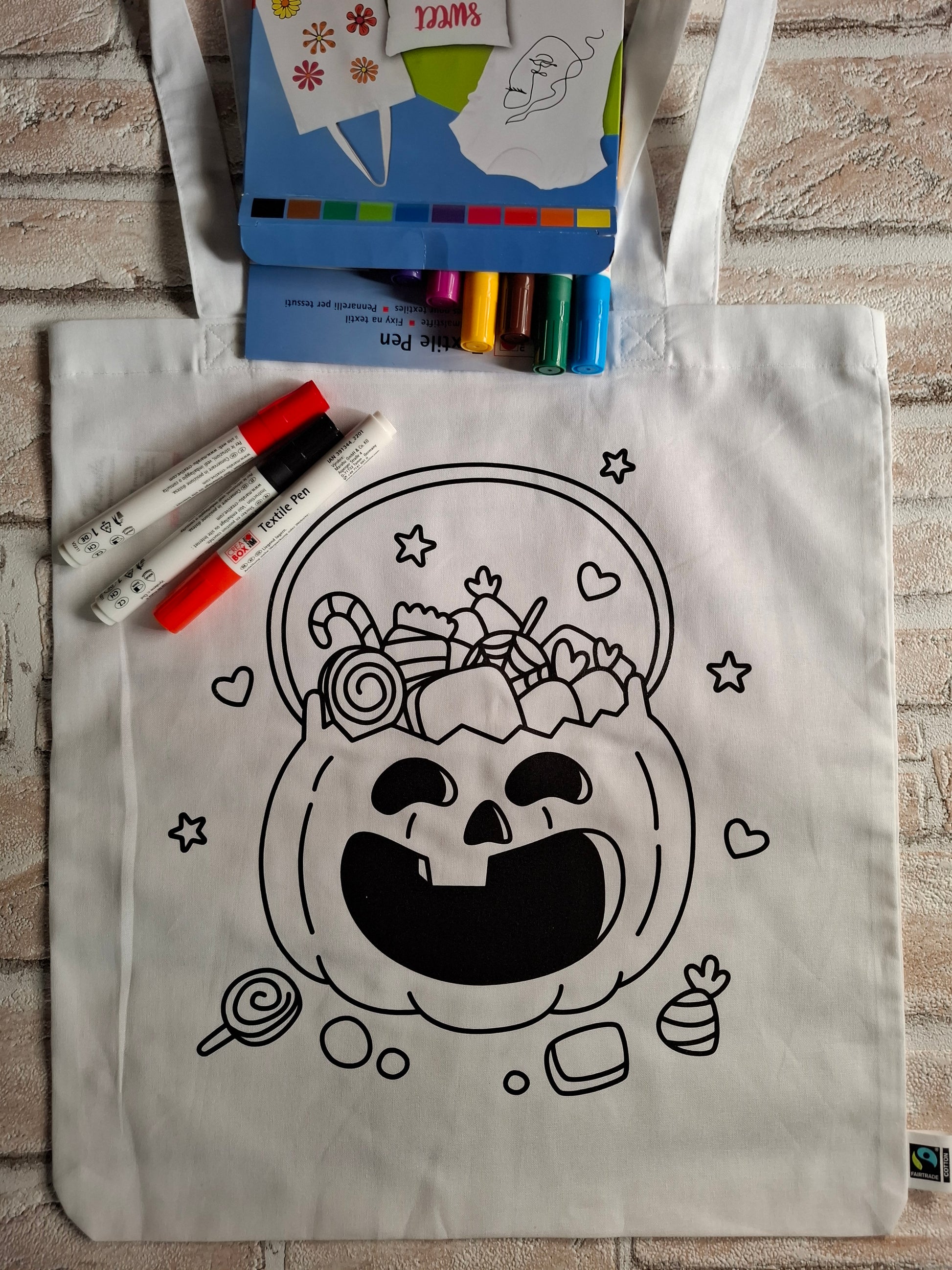 Ausmalbare Baumwolltasche mit Kürbis und Stiften, ideal für Halloween-Bastelspaß und kreative Entfaltung.