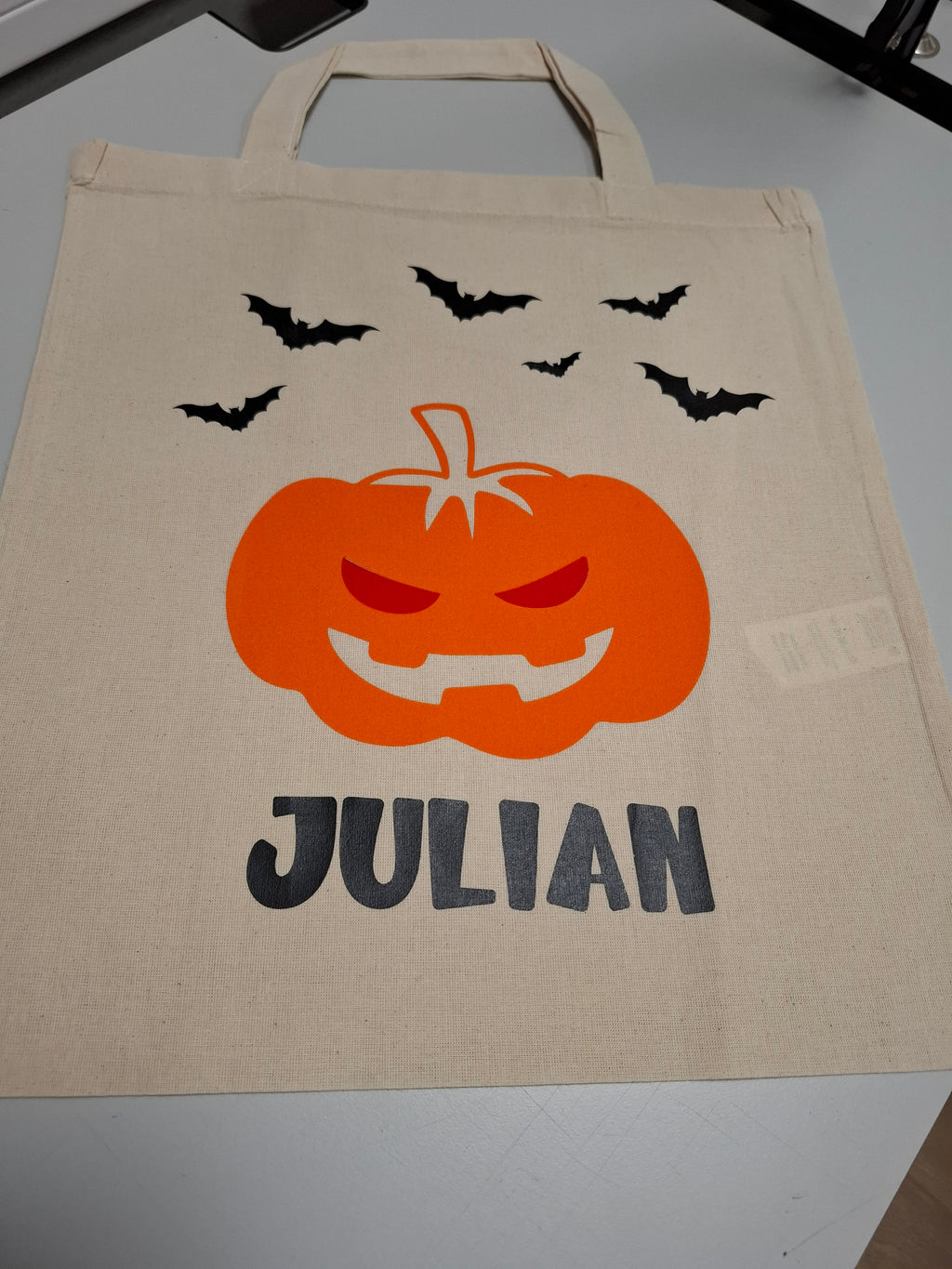 Coole Halloween-Tasche aus Baumwolle mit Kürbis, Fledermäusen und dem Namen Julian – ideal für die Süßigkeitenjagd!