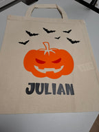 Coole Halloween-Tasche aus Baumwolle mit Kürbis, Fledermäusen und dem Namen Julian – ideal für die Süßigkeitenjagd!