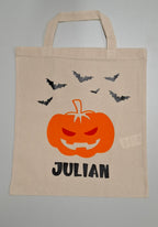 Halloween-Tasche aus Baumwolle mit Kürbis, Fledermäusen und dem Namen Julian – ideal für die Gruselnacht!
