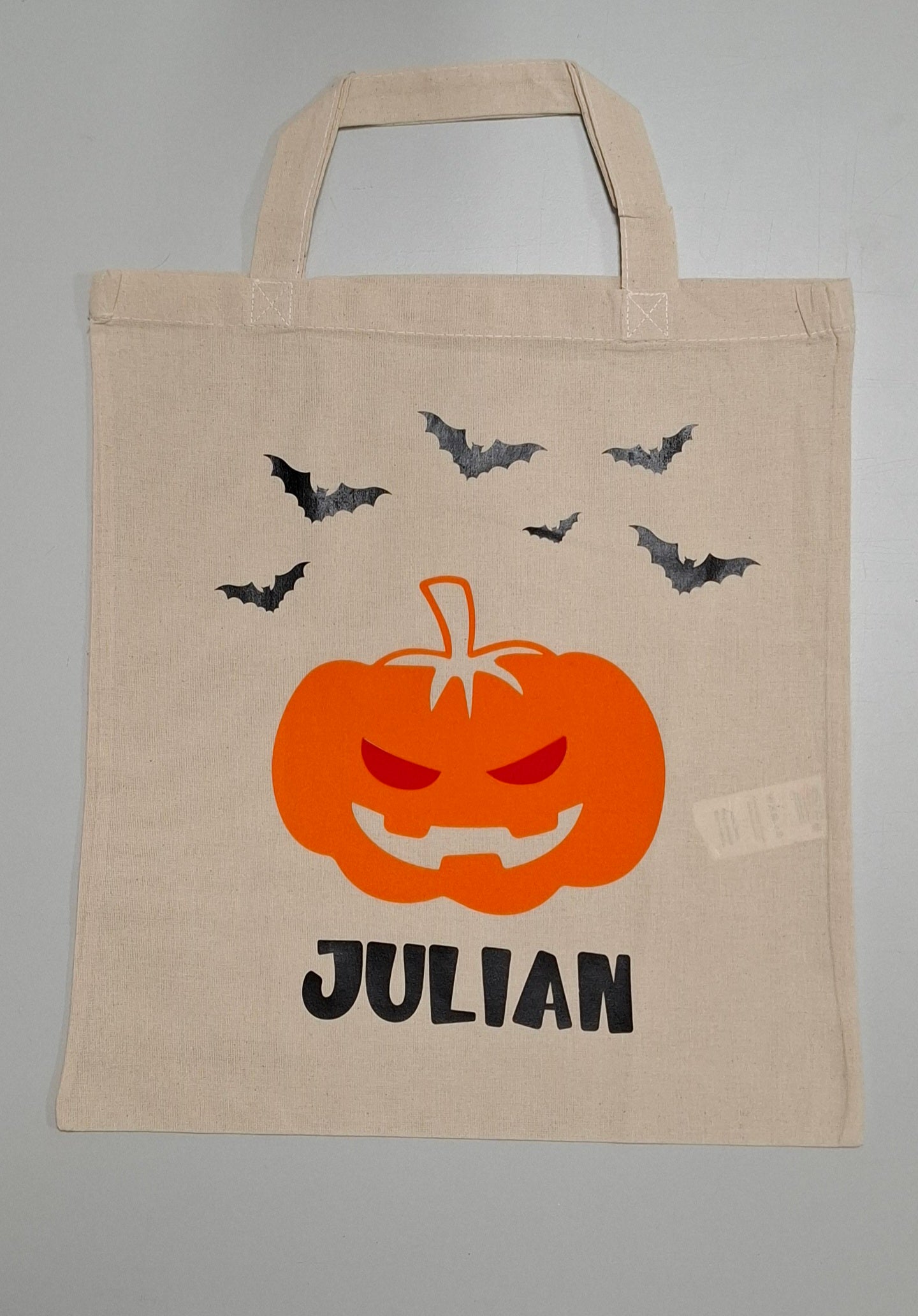 Halloween-Tasche aus Baumwolle mit Kürbis, Fledermäusen und dem Namen Julian – ideal für die Gruselnacht!