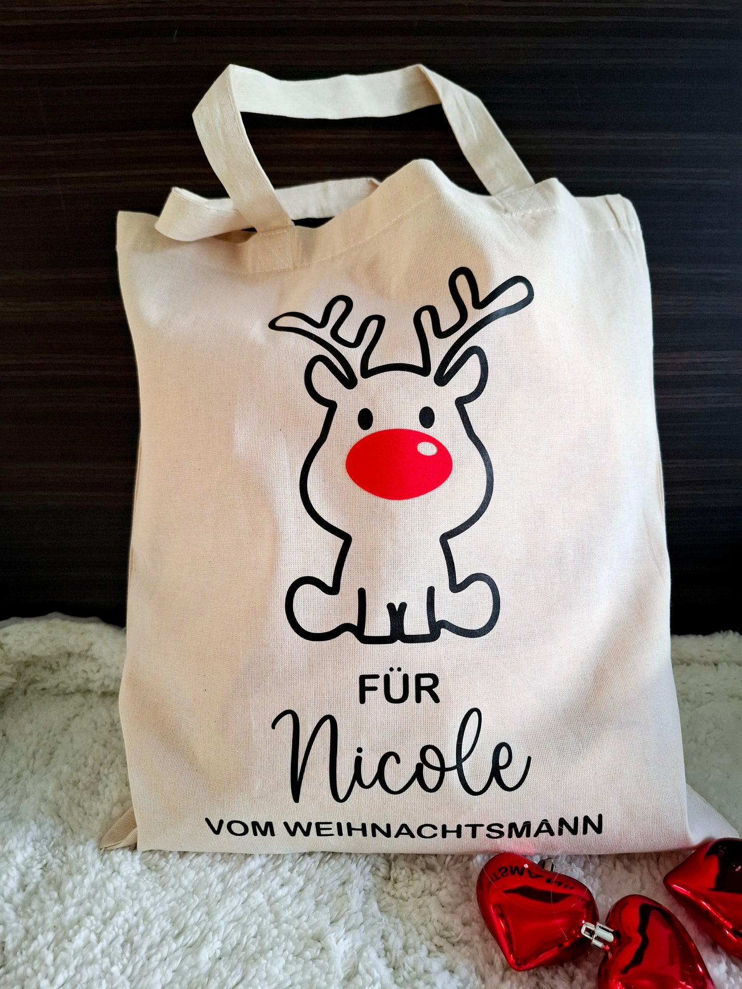 Eine stylische Tragetasche mit einem niedlichen Rentierdesign darauf. Perfekt für dein Weihnachtsgeschenk.