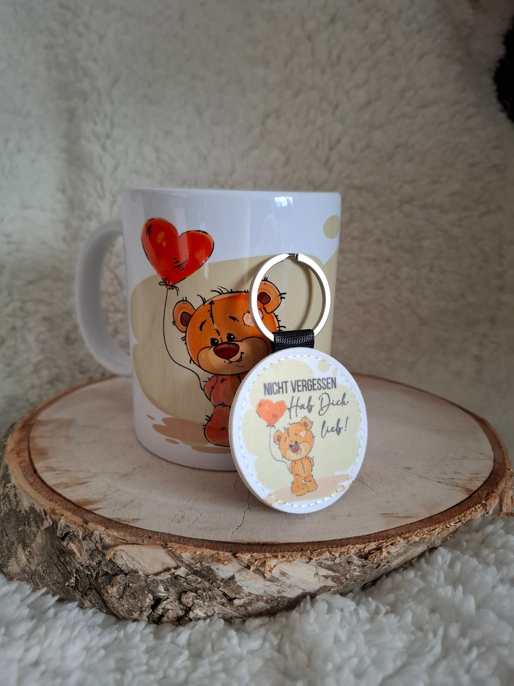 Becher mit einem Bären, der einen Herzballon hält, und dem liebevollen Spruch "Hab Dich Lieb" 