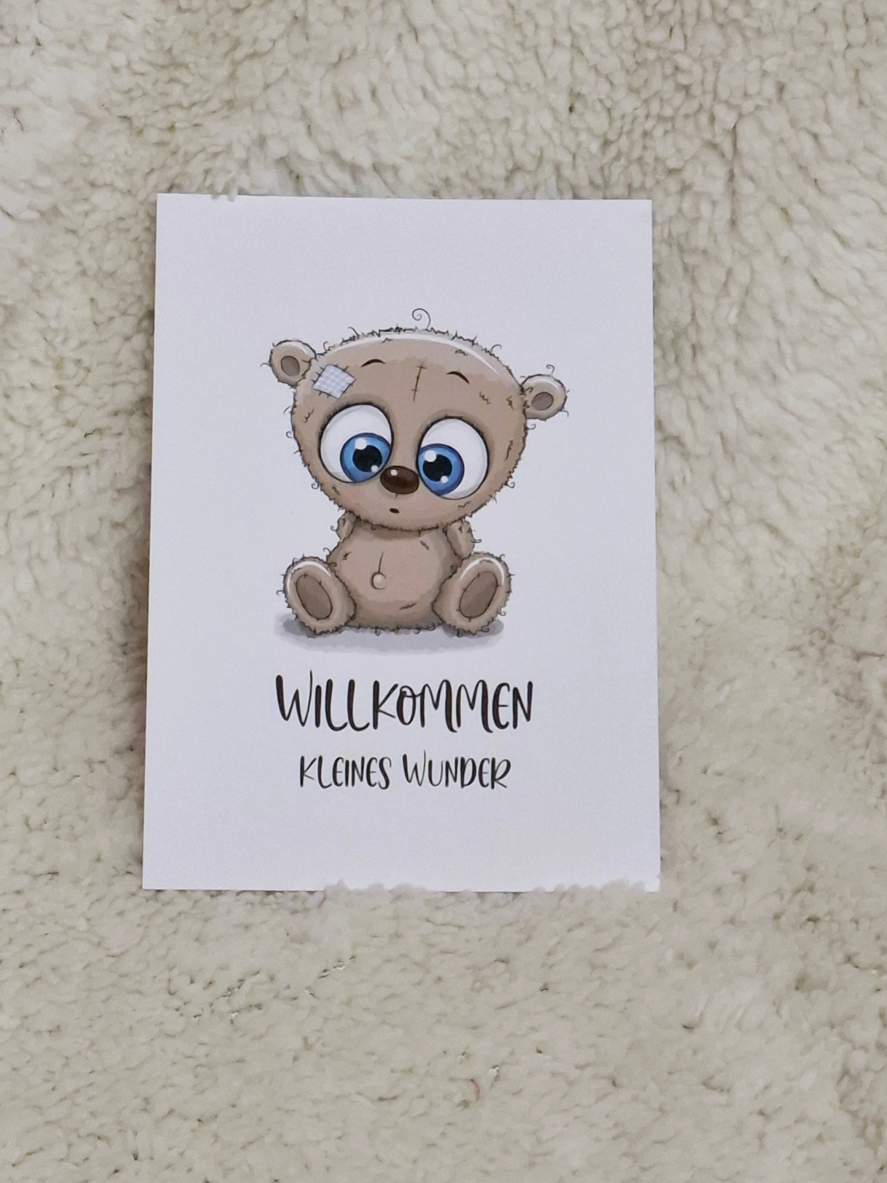 Eine Karte mit einem Teddybär, der "Willkommen in der Familie" sagt. Süß und einladend für neue Familienmitglieder.
