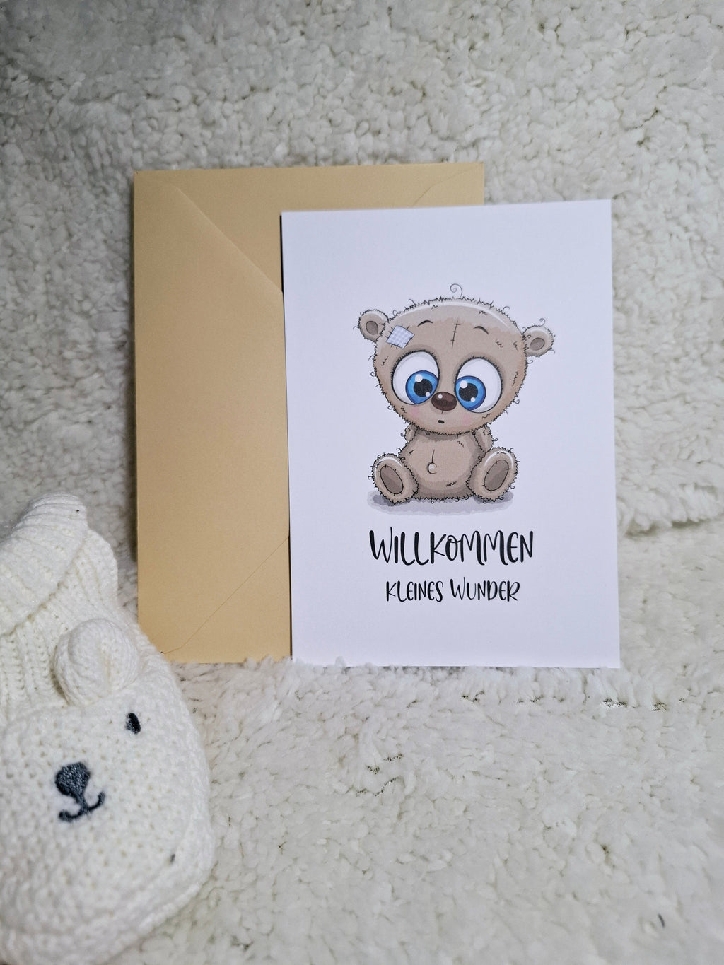 Eine liebevolle Karte mit einem Teddybär, der "Willkommen in der Familie" sagt. Ideal für Familienfeiern!