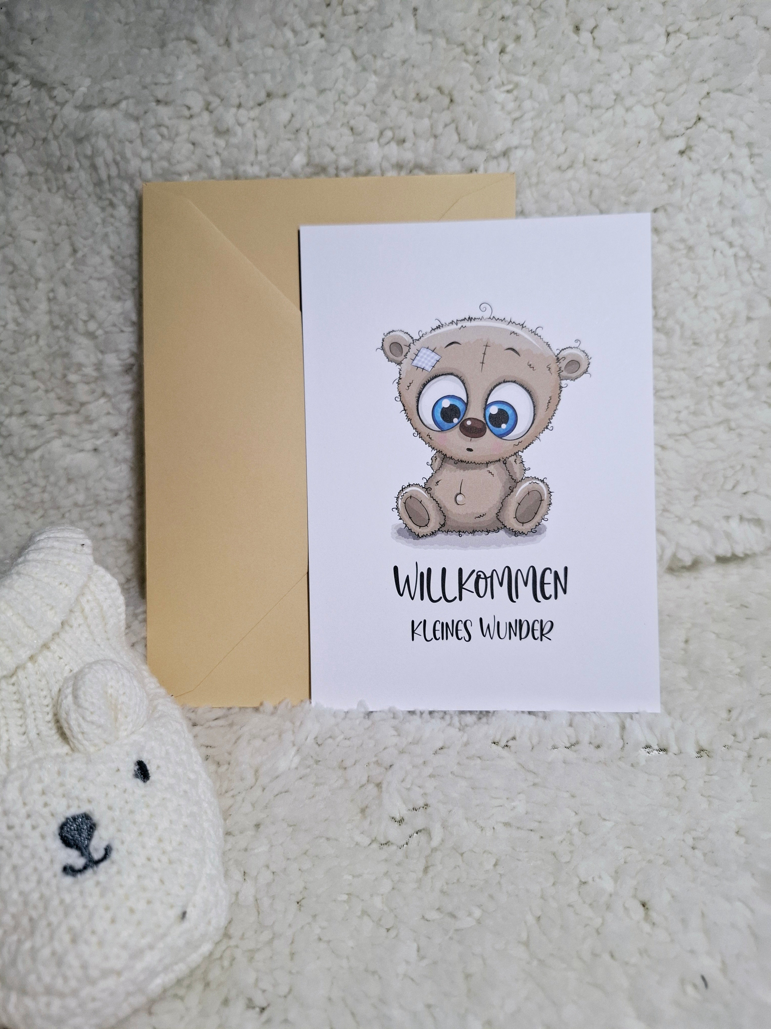 Eine liebevolle Karte mit einem Teddybär, der "Willkommen in der Familie" sagt. Ideal für Familienfeiern!