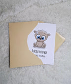 Eine Karte mit einem Teddybär, der "Willkommen in der Familie" sagt. Ein süßer Gruß für neue Familienmitglieder.