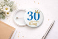 44 mm Button - „Birthday King [Zahl]“ | Personalisierbarer Geburtstagsbutton - AC Designs