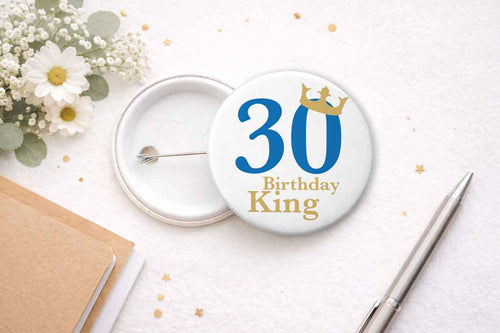 44 mm Button - „Birthday King [Zahl]“ | Personalisierbarer Geburtstagsbutton - AC Designs