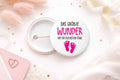 44 mm Button - „Das größte Wunder hat die kleinsten Füße“ | Liebevoller Baby - Ansteckbutton - AC Designs