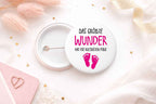 44 mm Button - „Das größte Wunder hat die kleinsten Füße“ | Liebevoller Baby - Ansteckbutton - AC Designs