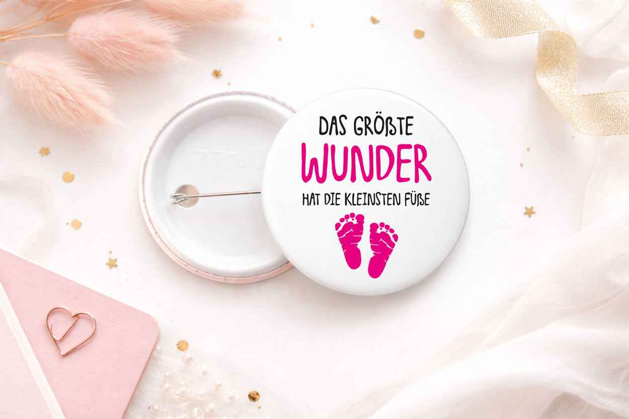 44 mm Button - „Das größte Wunder hat die kleinsten Füße“ | Liebevoller Baby - Ansteckbutton - AC Designs