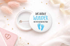 44 mm Button - „Das größte Wunder hat die kleinsten Füße“ | Liebevoller Baby - Ansteckbutton - AC Designs
