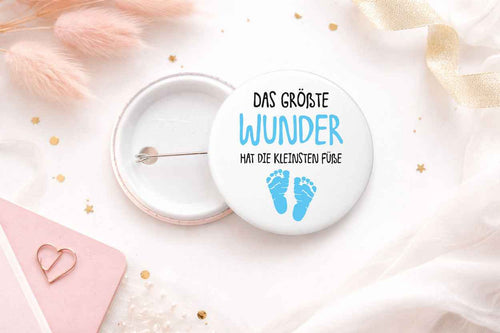 44 mm Button - „Das größte Wunder hat die kleinsten Füße“ | Liebevoller Baby - Ansteckbutton - AC Designs