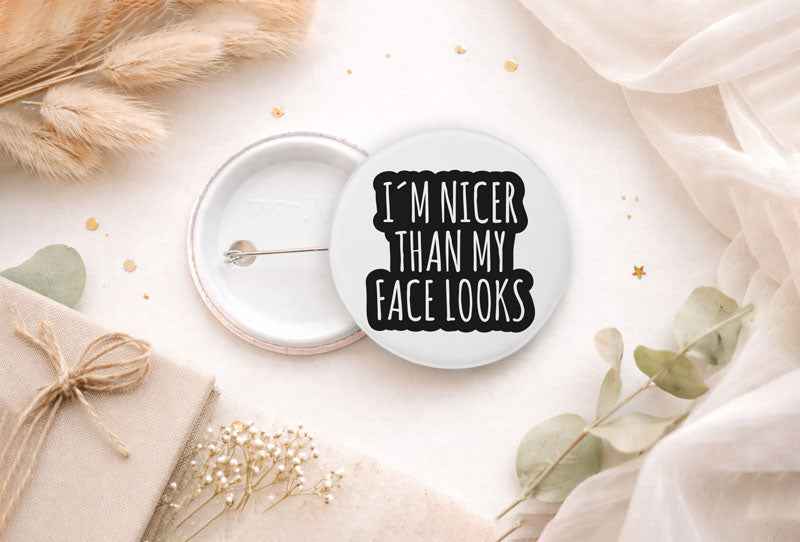 44 mm Button „I’m nicer than my face looks“ - Ironischer Statement Button - AC Designs