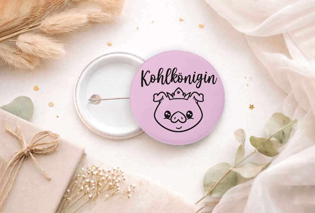 44 mm Button - „Kohlkönigin“ | Lustiger Kohlfahrt Ansteckbutton - AC Designs