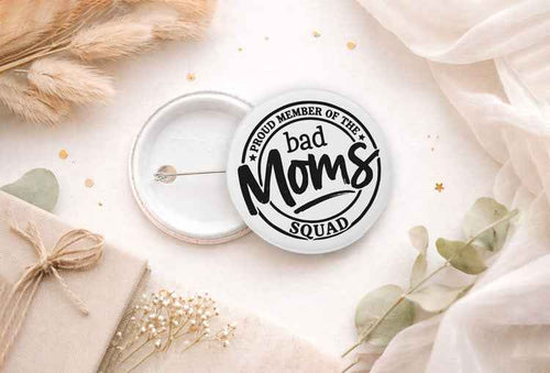 44 mm Button „Proud Member of the Bad Moms Squad“ - Lustiger Ansteckbutton für Mamas - AC Designs