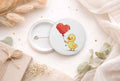 44 mm Button - Süße Ente mit Herz Ansteckbutton - AC Designs