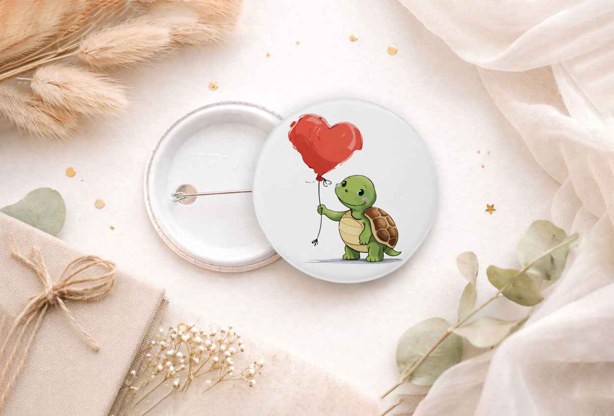 44 mm Button – Süße Schildkröte mit Herz Ansteckbutton - AC Designs