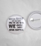 44 mm Statement-Button „Ich bin nicht auf der Welt…“ – Ansteckbutton mit Spruch - AC Designs