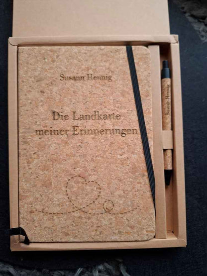 „Die Landkarte meiner Erinnerungen“ – Personalisiertes DIN A5 Kork-Notizbuch mit Stift & Lasergravur
