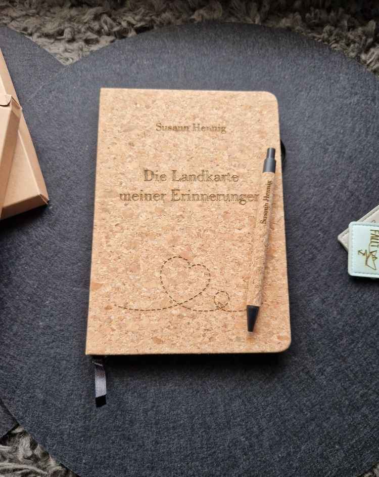 „Die Landkarte meiner Erinnerungen“ – Personalisiertes DIN A5 Kork-Notizbuch mit Stift & Lasergravur