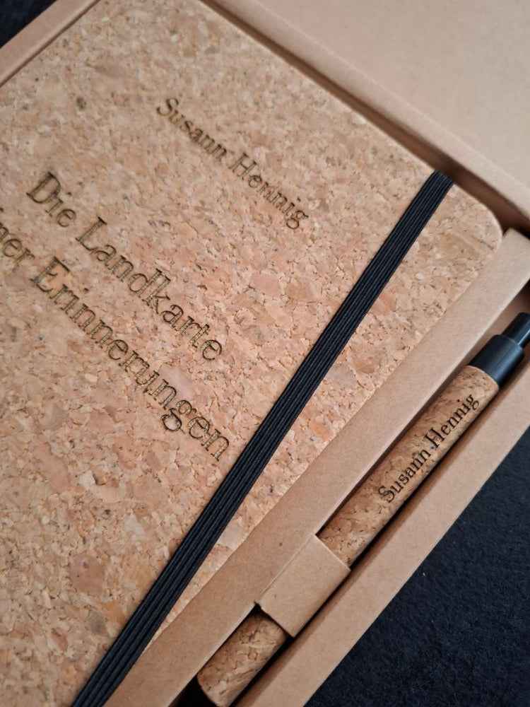 „Die Landkarte meiner Erinnerungen“ – Personalisiertes DIN A5 Kork-Notizbuch mit Stift & Lasergravur