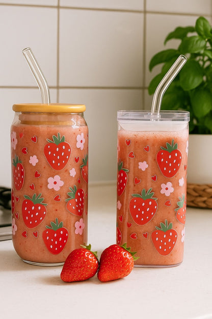 Erdbeer-Glasbecher mit Deckel & Strohhalm - 400 ml, auslaufsicher & langlebig - Stylisches Trinkglas mit Fruchtmotiv