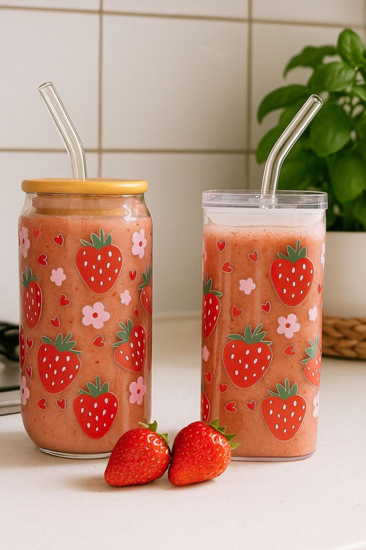 Erdbeer-Glasbecher mit Deckel & Strohhalm - 400 ml, auslaufsicher & langlebig - Stylisches Trinkglas mit Fruchtmotiv