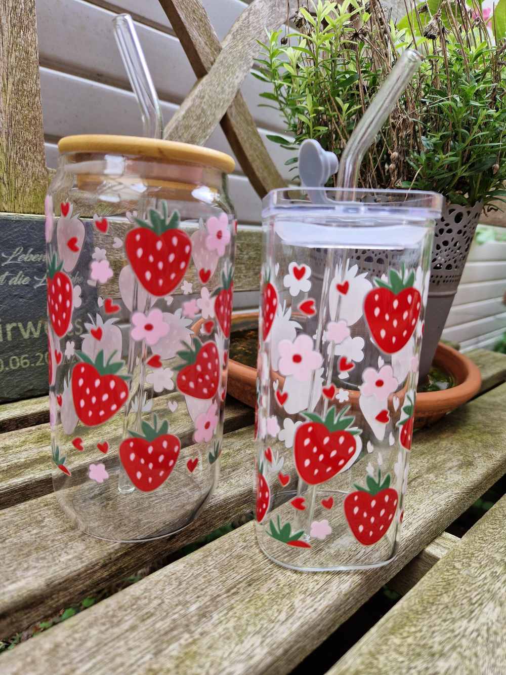 Fruchtiger Erdbeer-Bambusglas mit Glasstrohhalm