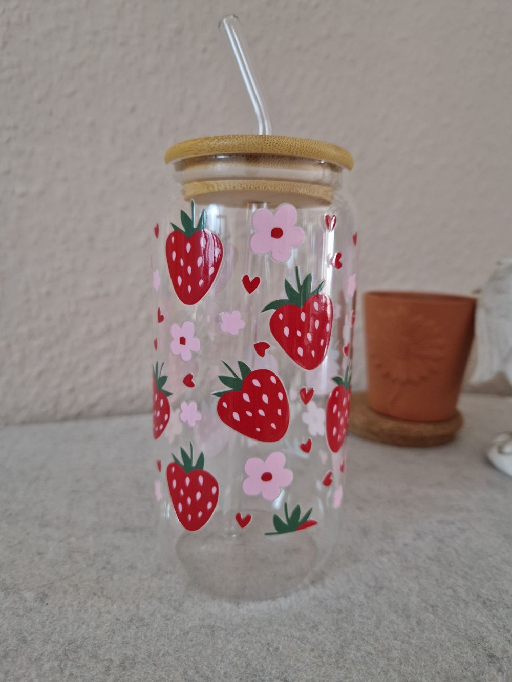 Fruchtiger Erdbeer-Bambusglas mit Glasstrohhalm