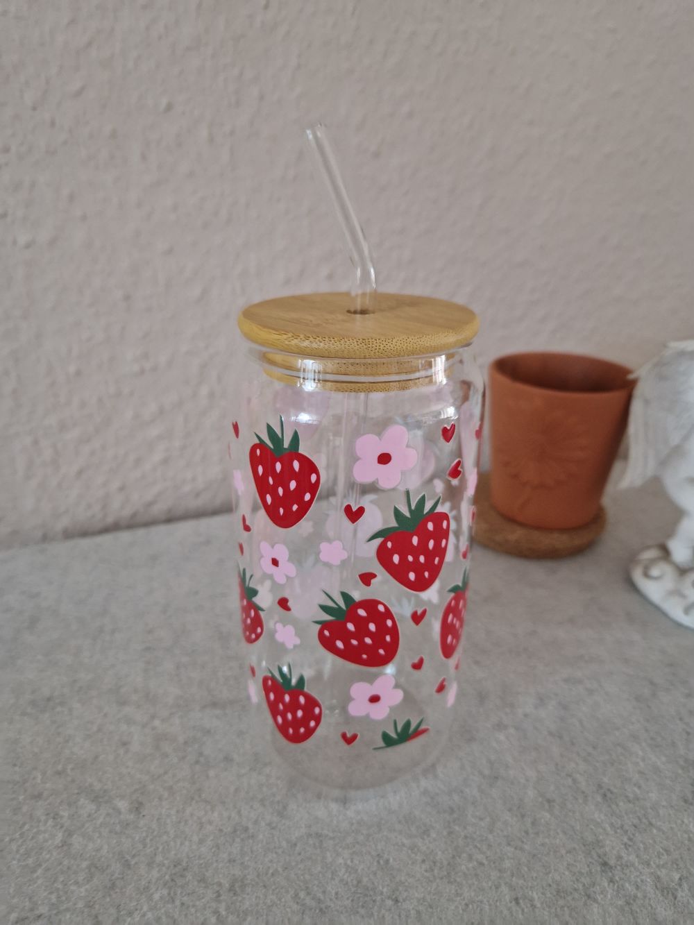 Fruchtiger Erdbeer-Bambusglas mit Glasstrohhalm