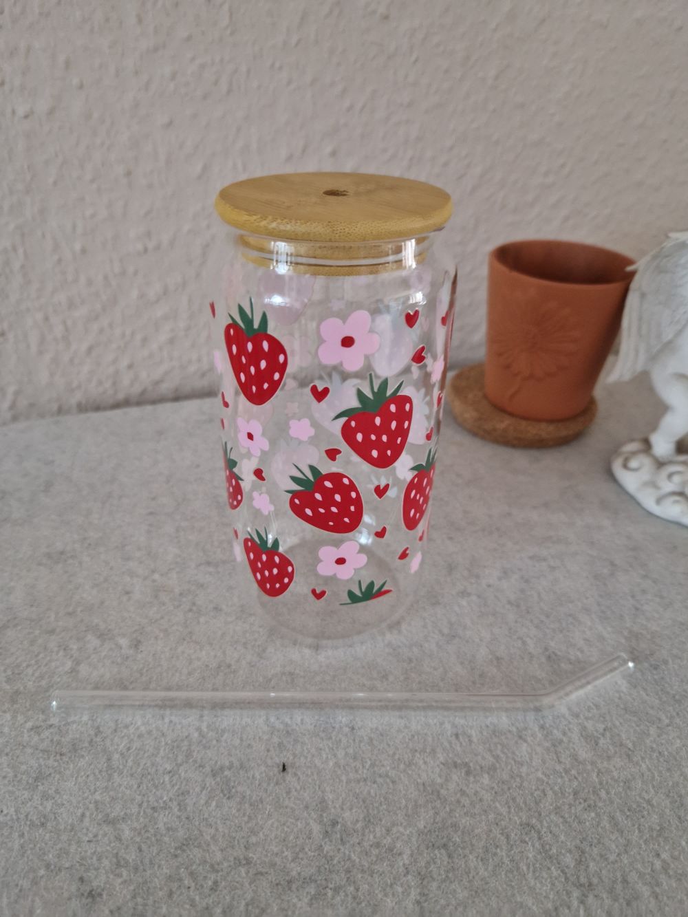 Fruchtiger Erdbeer-Bambusglas mit Glasstrohhalm