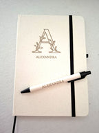 Personalisiertes A5-Notizbuch mit Wunschname & graviertem Buchstaben