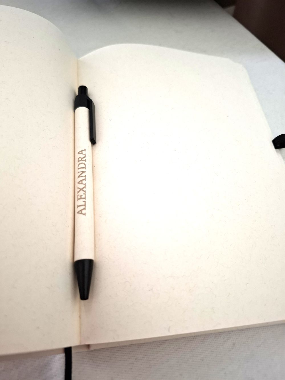 Personalisiertes A5-Notizbuch mit Wunschname & graviertem Buchstaben
